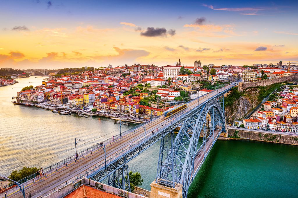 Porto: Cidade Encantadora no Norte de Portugal com Ribeira e Vinho do Porto